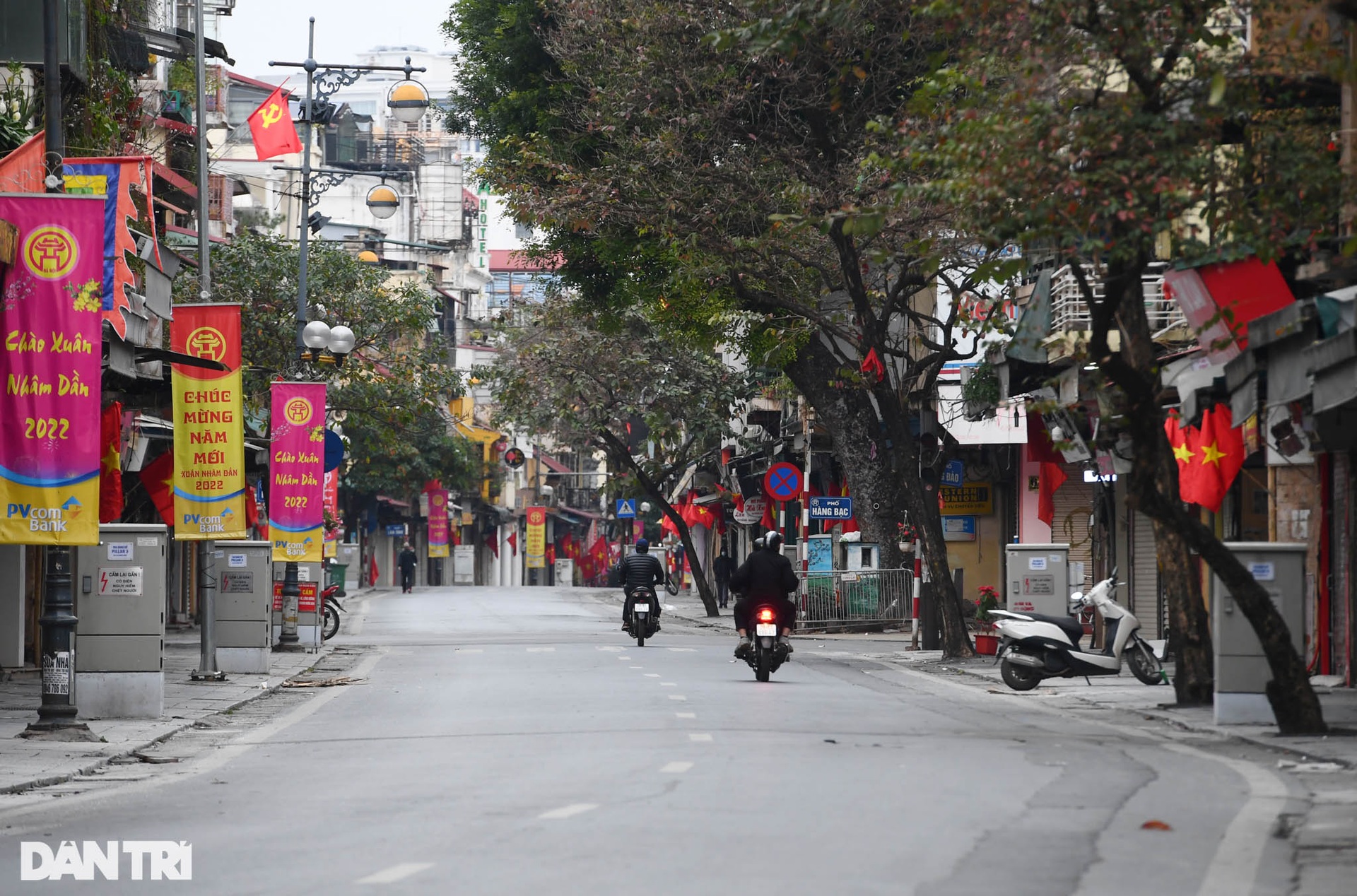 Hà Nội tĩnh mịch, vắng vẻ trong buổi sáng mùng 1 Tết - 9 Hà Nội tĩnh mịch, vắng vẻ trong buổi sáng mùng 1 Tết - 9