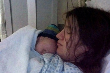 Kỳ lạ bà mẹ đẻ thường trong lúc... ngủ