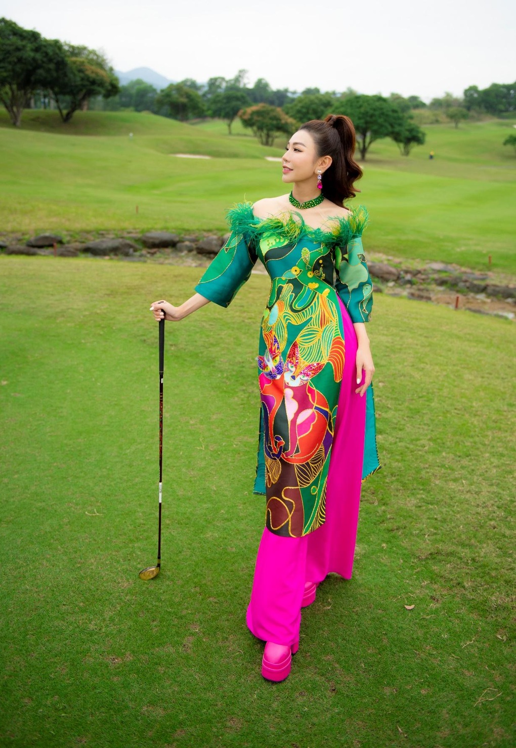 MC Nguyễn Hải Anh rực rỡ trên sân golf với bộ ảnh áo dài đón tết cổ truyền - 2 MC Nguyễn Hải Anh rực rỡ trên sân golf với bộ ảnh áo dài đón tết cổ truyền - 2
