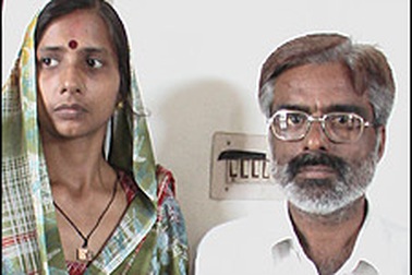 Cặp vợ chồng hạnh phúc ly dị 10 năm mà không biết