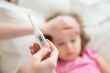 Chăm sóc trẻ là F0 tại nhà: Những dấu hiệu cần báo nhân viên y tế