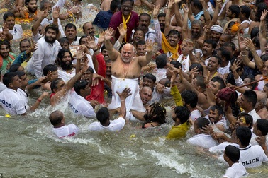 Hàng chục ngàn người tham dự lễ tắm sông tập thể