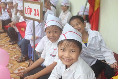 Tránh mưa, trẻ náo nức dự khai giảng ở hành lang