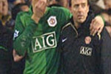 Van der Sar bị vỡ mũi