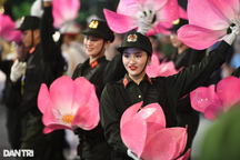 Khoảnh khắc ấn tượng trong đêm trình diễn nhạc kèn CAND trên phố Nguyễn Huệ