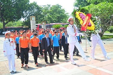 Tuyển Việt Nam và U23 thắp hương Đại tướng Võ Nguyên Giáp