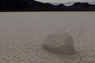 Những khối đá nặng hàng trăm kg "biết đi" trong thung lũng Chết