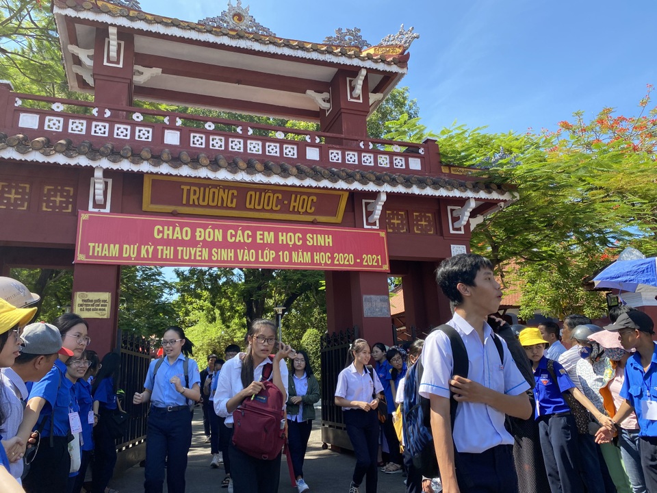 Thi lớp 10 tại Thừa Thiên Huế: Đề Ngoại ngữ ít đánh đố, dễ “ăn” điểm - 5 Thi lớp 10 tại Thừa Thiên Huế: Đề Ngoại ngữ ít đánh đố, dễ “ăn” điểm - 5