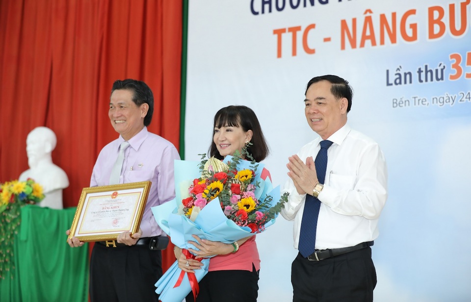35 năm đồng hành trao học bổng nâng bước thành công - 3 35 năm đồng hành trao học bổng nâng bước thành công - 3