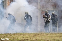 Cảnh sát đặc nhiệm tập đánh bắt khủng bố trong đợt huấn luyện đặc biệt