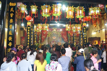 Hàng ngàn người đổ về lễ hội Chùa Bà Bình Dương