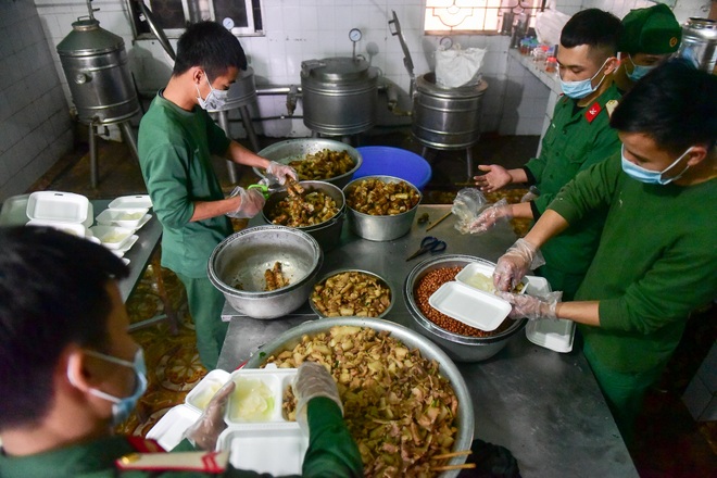 Chiến sĩ vội vã chuẩn bị hàng trăm suất cơm trong khu cách ly tại Lạng Sơn - 7 Chiến sĩ vội vã chuẩn bị hàng trăm suất cơm trong khu cách ly tại Lạng Sơn - 7