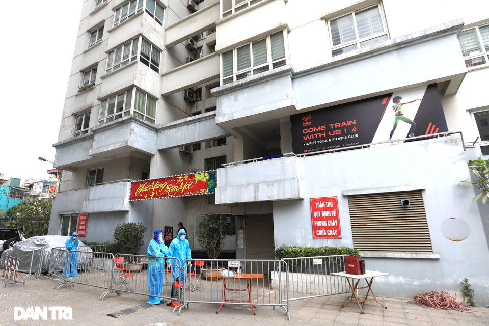 Lập rào chắn cách ly tòa nhà N03 Lạc Trung do ca mắc Covid-19 - 2 Lập rào chắn cách ly tòa nhà N03 Lạc Trung do ca mắc Covid-19 - 2