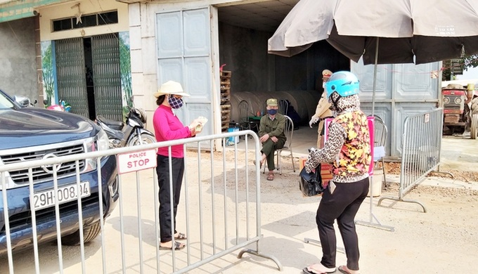 Bệnh nhân 266 nhiễm COVID-19 ở Hà Nội: Phong tỏa các cửa ngõ, người dân nhờ tiếp thực phẩm qua hàng rào - Ảnh 8. Bệnh nhân 266 nhiễm COVID-19 ở Hà Nội: Phong tỏa các cửa ngõ, người dân nhờ tiếp thực phẩm qua hàng rào - Ảnh 8.
