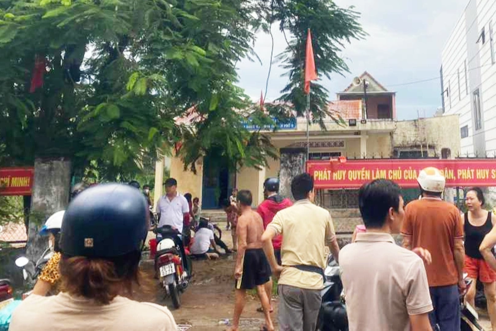 Trèo lên mái tôn lấy bóng, nam sinh lớp 6 bị điện giật tử vong - 1 Trèo lên mái tôn lấy bóng, nam sinh lớp 6 bị điện giật tử vong - 1