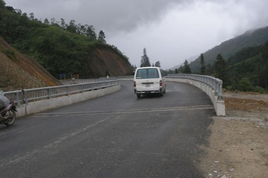 Đường sụt lún suốt hàng chục năm đã có cầu bắc qua