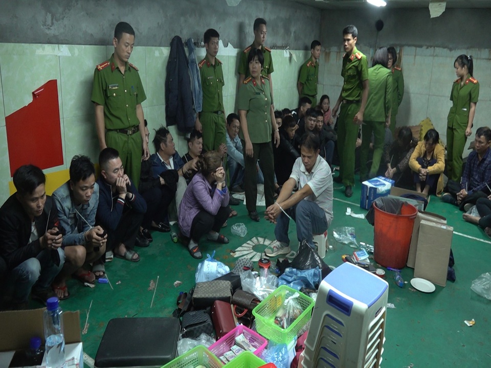 Cận cảnh lô cốt sới bạc ở Vĩnh Phúc vừa bị cảnh sát triệt phá, bắt 52 người - 1 Cận cảnh lô cốt sới bạc ở Vĩnh Phúc vừa bị cảnh sát triệt phá, bắt 52 người - 1