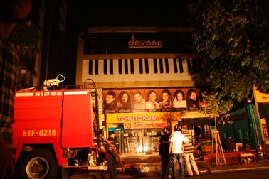 Cháy phòng trà ngay trung tâm thành phố