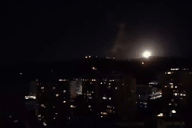 Video tên lửa dội xuống Syria trong đêm sau vụ không kích của Mỹ