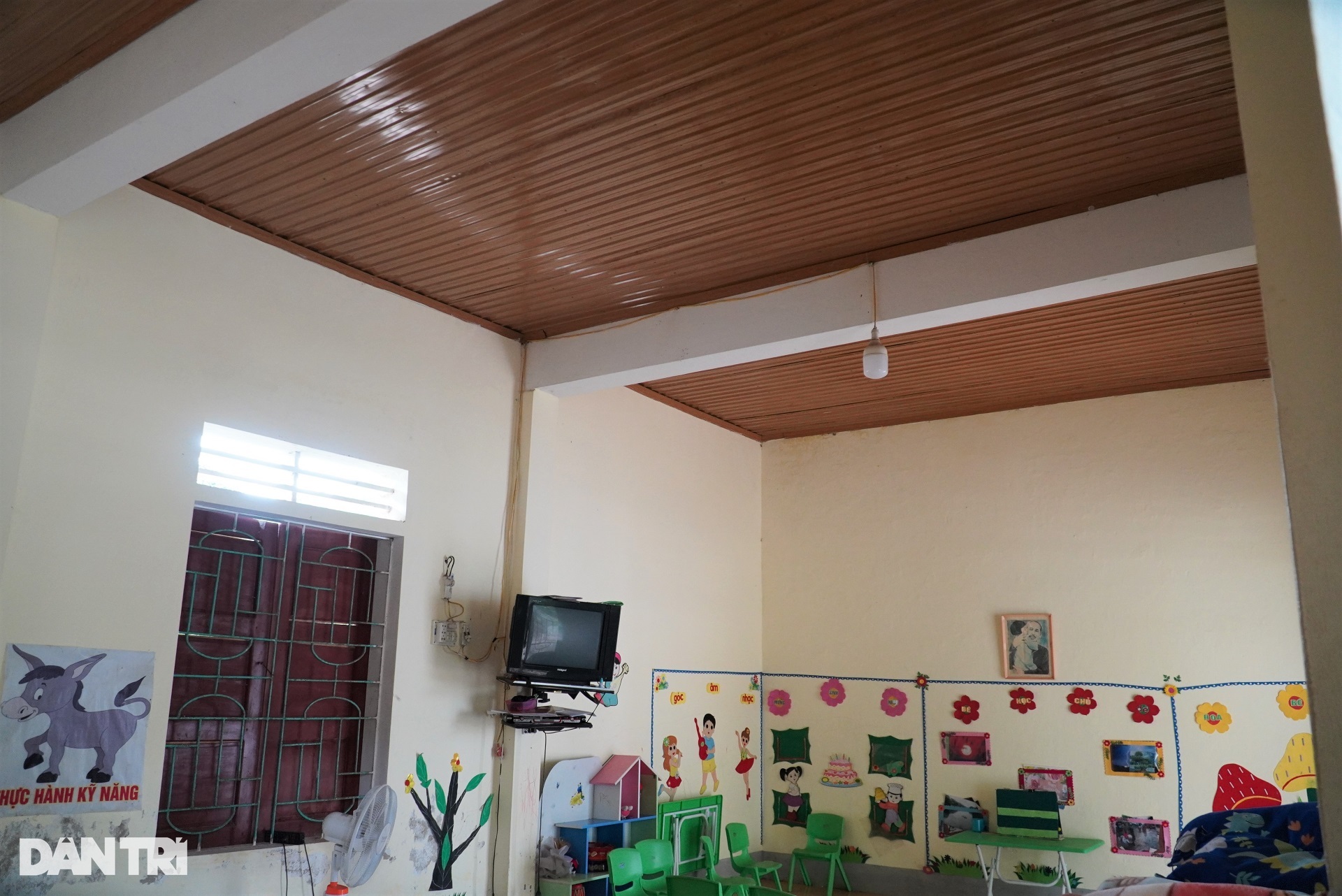 Hàng chục trẻ mầm non miền núi chen chúc trong phòng học xuống cấp - 9 Hàng chục trẻ mầm non miền núi chen chúc trong phòng học xuống cấp - 9