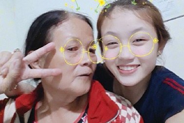 Trào lưu khoe ảnh “bà ngoại xì-tin” gây sốt mạng