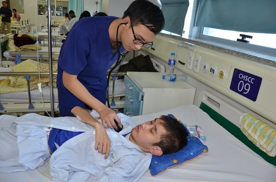 Bác sĩ viện Bạch Mai kêu gọi mạnh thường quân cứu chàng trai mắc tim bẩm sinh - 4 Bác sĩ viện Bạch Mai kêu gọi mạnh thường quân cứu chàng trai mắc tim bẩm sinh - 4