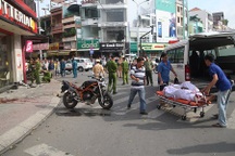 Cho phép mô tô phân khối lớn chạy cùng làn với... ô tô?