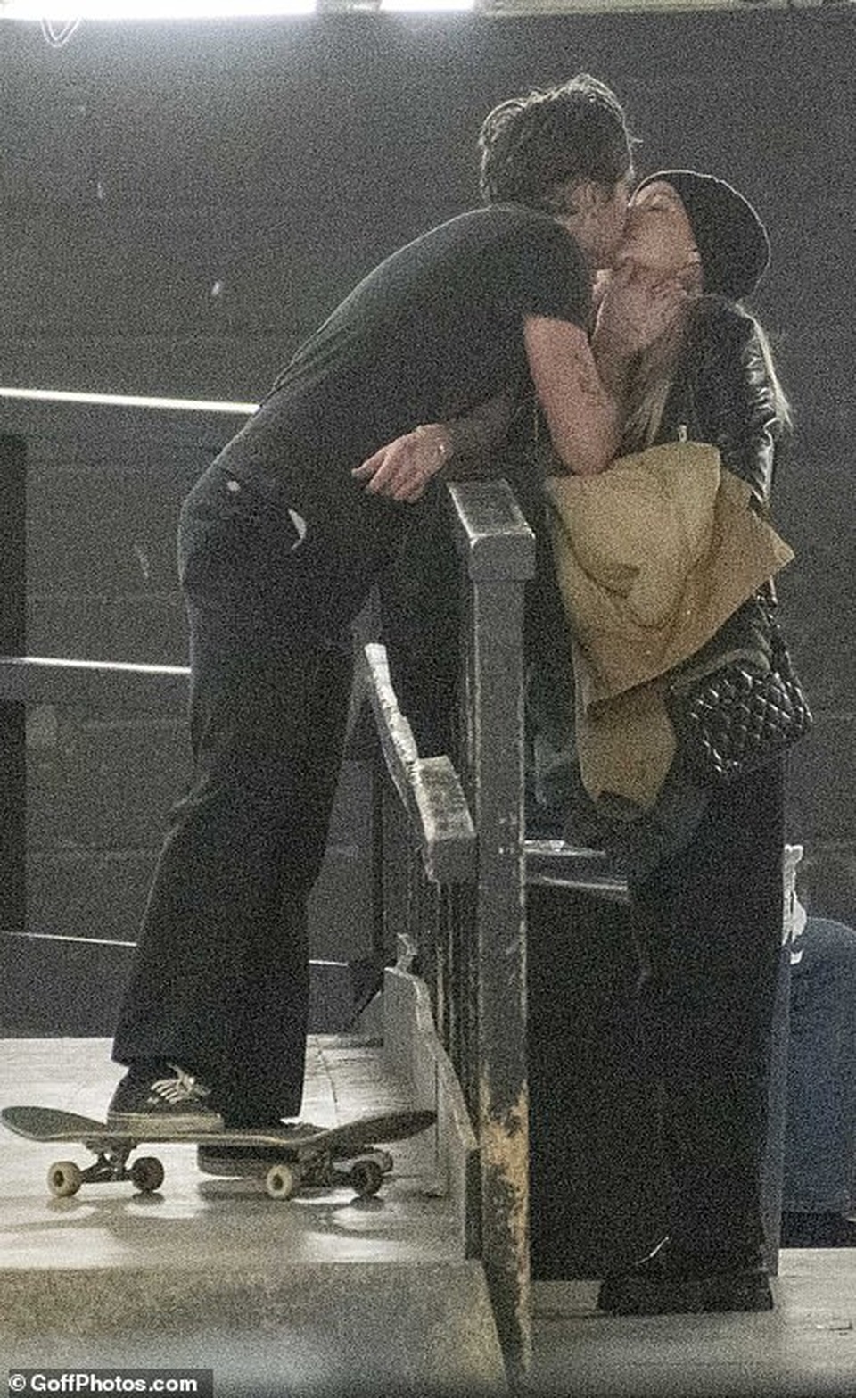 Brooklyn Beckham tình tứ hôn bạn gái mới - 2 Brooklyn Beckham tình tứ hôn bạn gái mới - 2