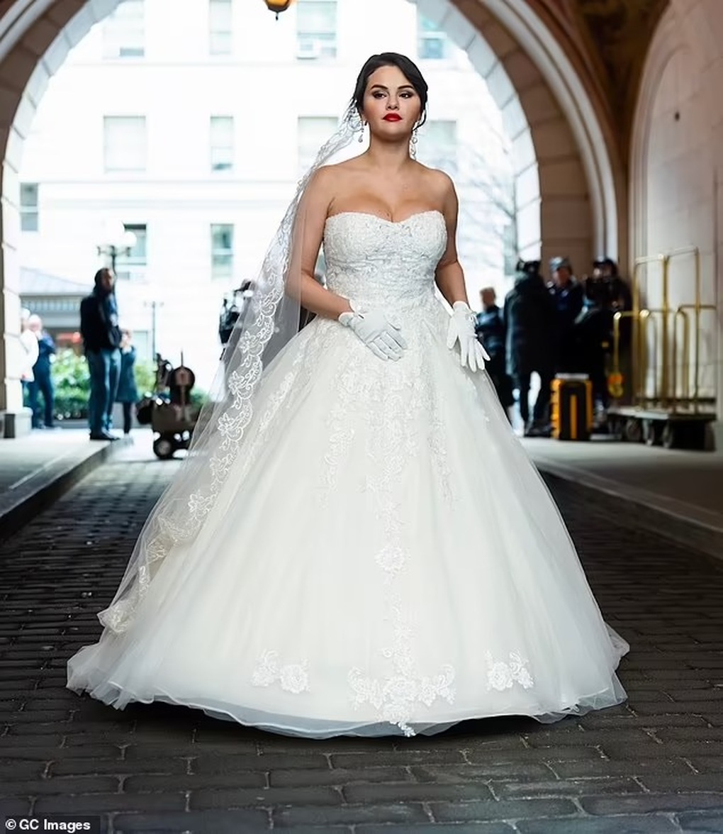 Selena Gomez xinh đẹp rạng ngời khi mặc váy cưới - 1 Selena Gomez xinh đẹp rạng ngời khi mặc váy cưới - 1