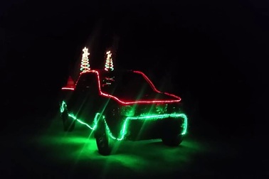 Gắn 14.000 bóng LED trang trí Giáng sinh cho xe