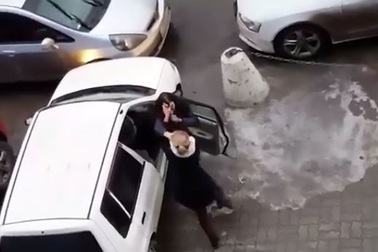 Bóng hồng đại chiến giành chỗ đậu xe