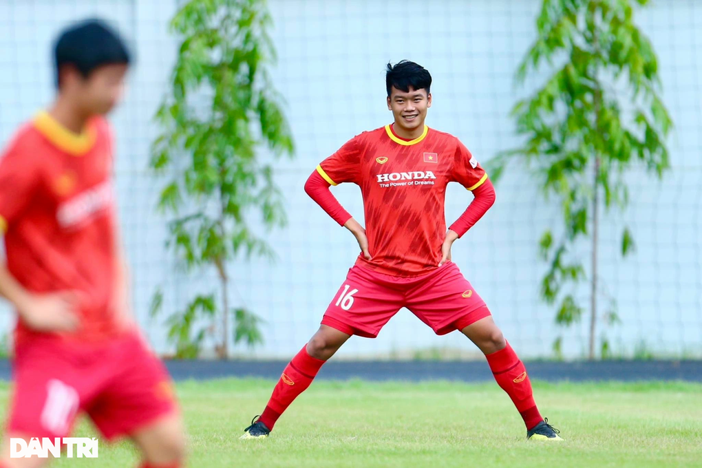 Thành Chung hội quân, Văn Quyết không tranh áo số 10 với Công Phượng - 5