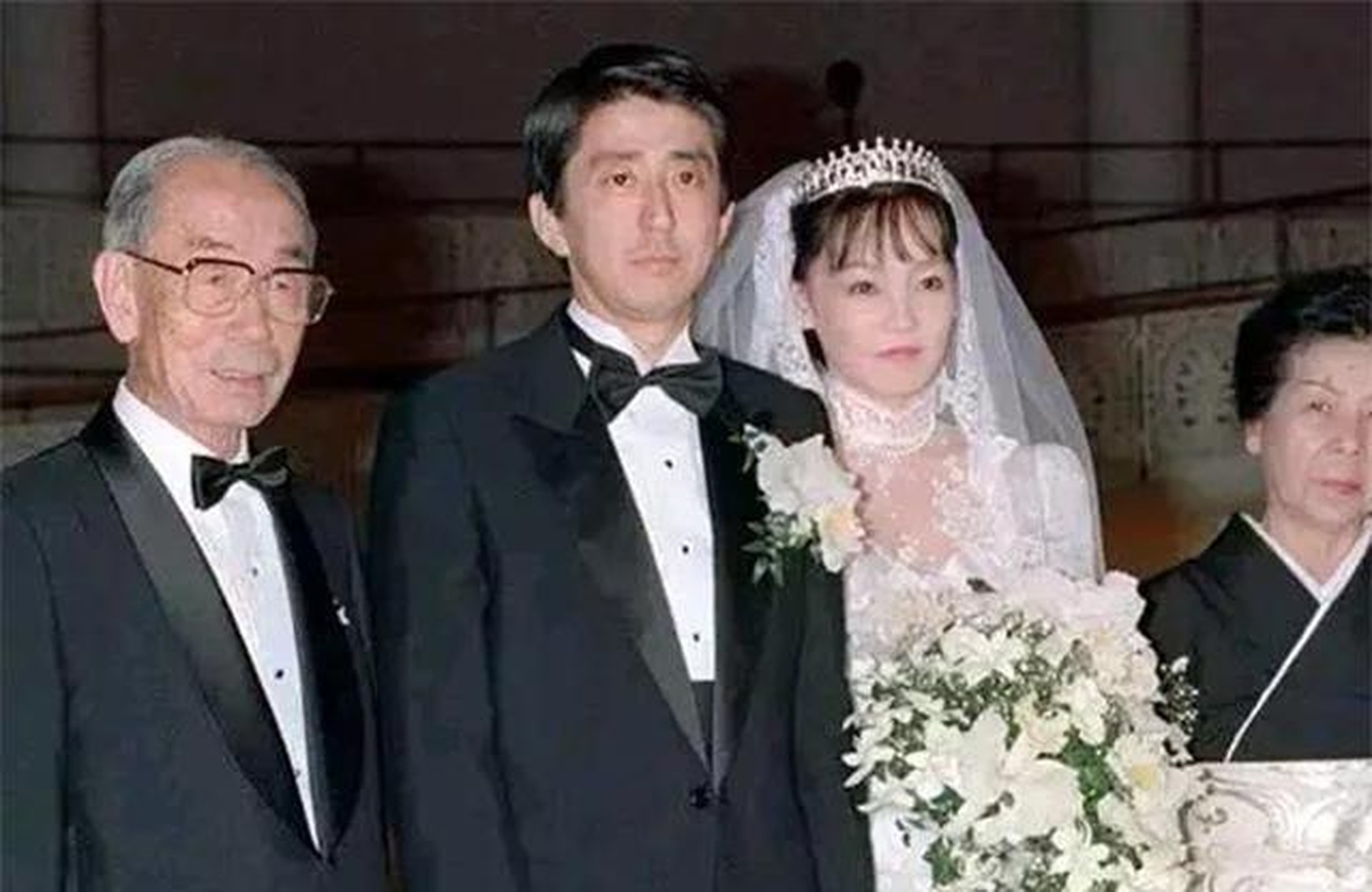 Những dấu mốc trong cuộc đời và sự nghiệp của cố Thủ tướng Nhật Abe Shinzo - 4 Những dấu mốc trong cuộc đời và sự nghiệp của cố Thủ tướng Nhật Abe Shinzo - 4