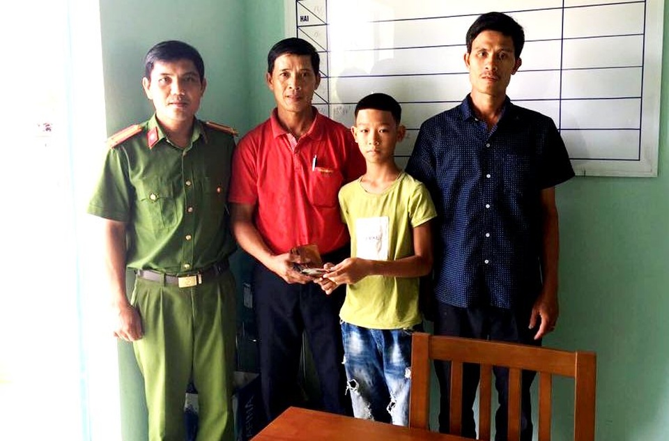 Học sinh lớp 6 trả lại tài sản cho người đánh rơi - 1 Học sinh lớp 6 trả lại tài sản cho người đánh rơi - 1