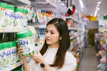Diễn viên Vân Trang bật mí cách chọn sữa bột organic “chuẩn quốc tế” cho con