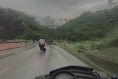 Ngã đau vì không giảm tốc độ khi vào cua trên đường trơn