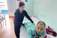 Người mẹ gõ cửa khắp bệnh viện suốt 6 năm, cầu xin cứu con liệt giường