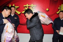 Vác cả bao tải tiền thưởng Tết về nhà