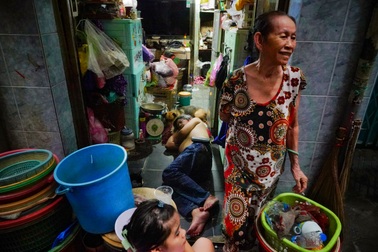 Sống nghèo nơi phồn hoa: Nhà vài m2, vợ chồng thay ca để... ngủ