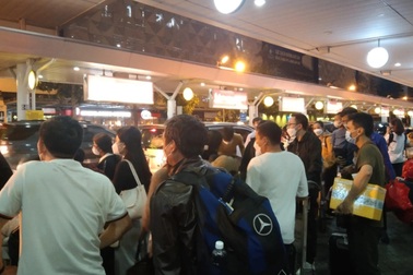 Chuyến bay lúc 0h để kịp đưa con nhập học lớp 1