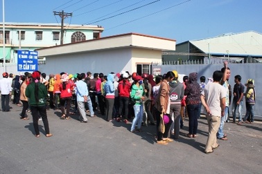 Hàng trăm công nhân thủy sản ngưng việc đòi quyền lợi