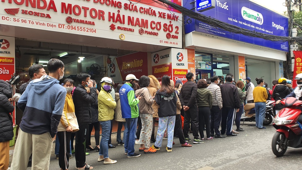 Dân Hà Nội xếp hàng cả buổi sáng chỉ để mua 1 hộp khẩu trang 35 nghìn đồng - 1 Dân Hà Nội xếp hàng cả buổi sáng chỉ để mua 1 hộp khẩu trang 35 nghìn đồng - 1