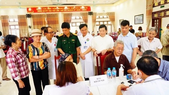 Tư vấn, thăm khám sức khỏe cho các đối tượng chính sách trên địa bàn xã Minh Châu, huyện Ba Vì, thành phố Hà Nội.