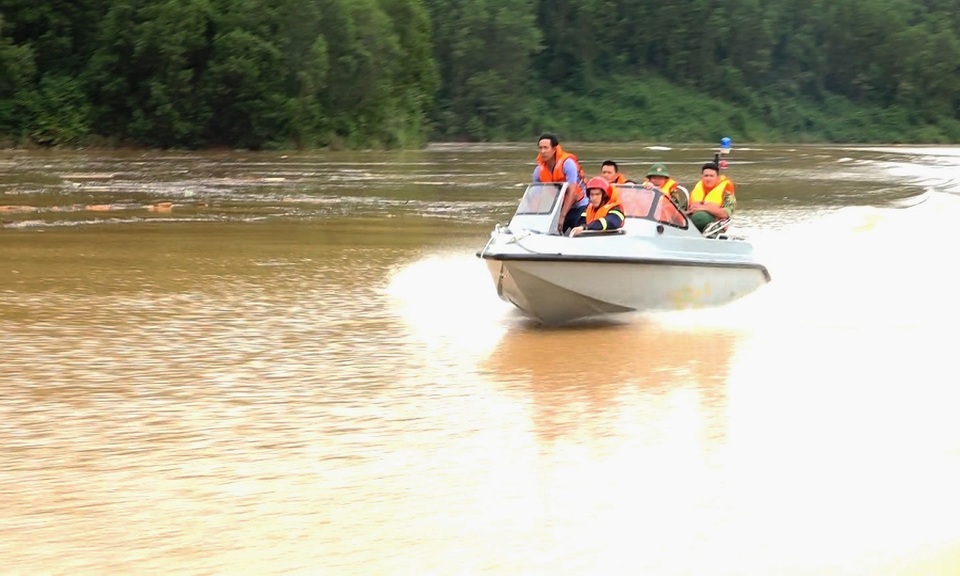 Công an và quân đội tổ chức cứu hộ Rào Trăng 3 bằng đường thủy  - 4