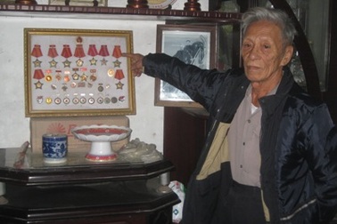 Người lính tự tay chôn cất đồng đội Bế Văn Đàn và kỷ vật vô giá của Bác Hồ