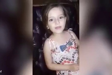 Xót xa hình ảnh bé gái Syria ca hát trước khi ngôi nhà bị dội bom