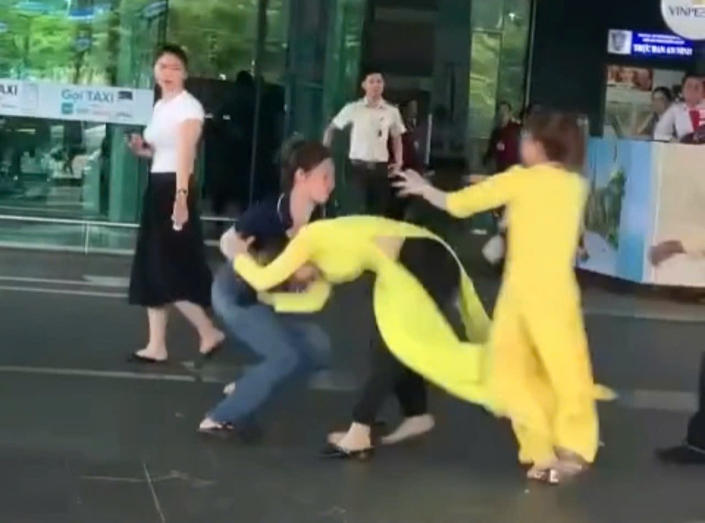 Kỷ luật hai nữ nhân viên sân bay Phú Quốc nắm tóc đánh nhau - 1 Kỷ luật hai nữ nhân viên sân bay Phú Quốc nắm tóc đánh nhau - 1