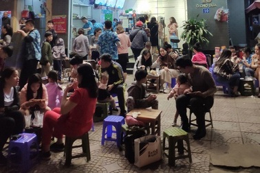 Cơn sốt mới tràn về Hà Nội, ghế nhựa vỉa hè lại 1 lần đổi vận