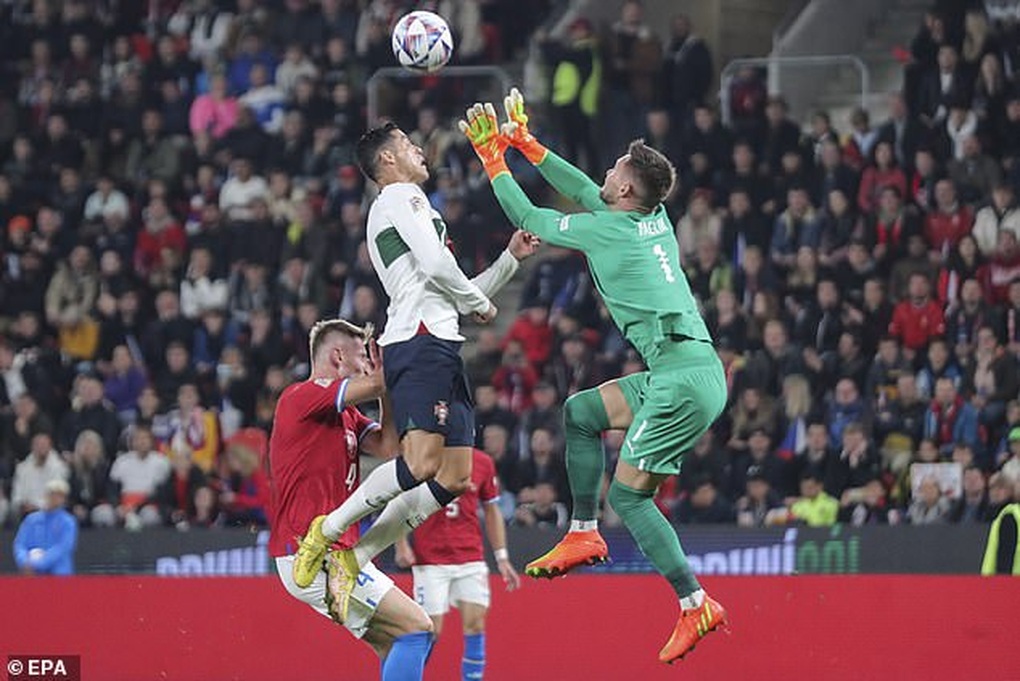Ronaldo đổ máu và khiến Bồ Đào Nha bị thổi phạt đền - 1