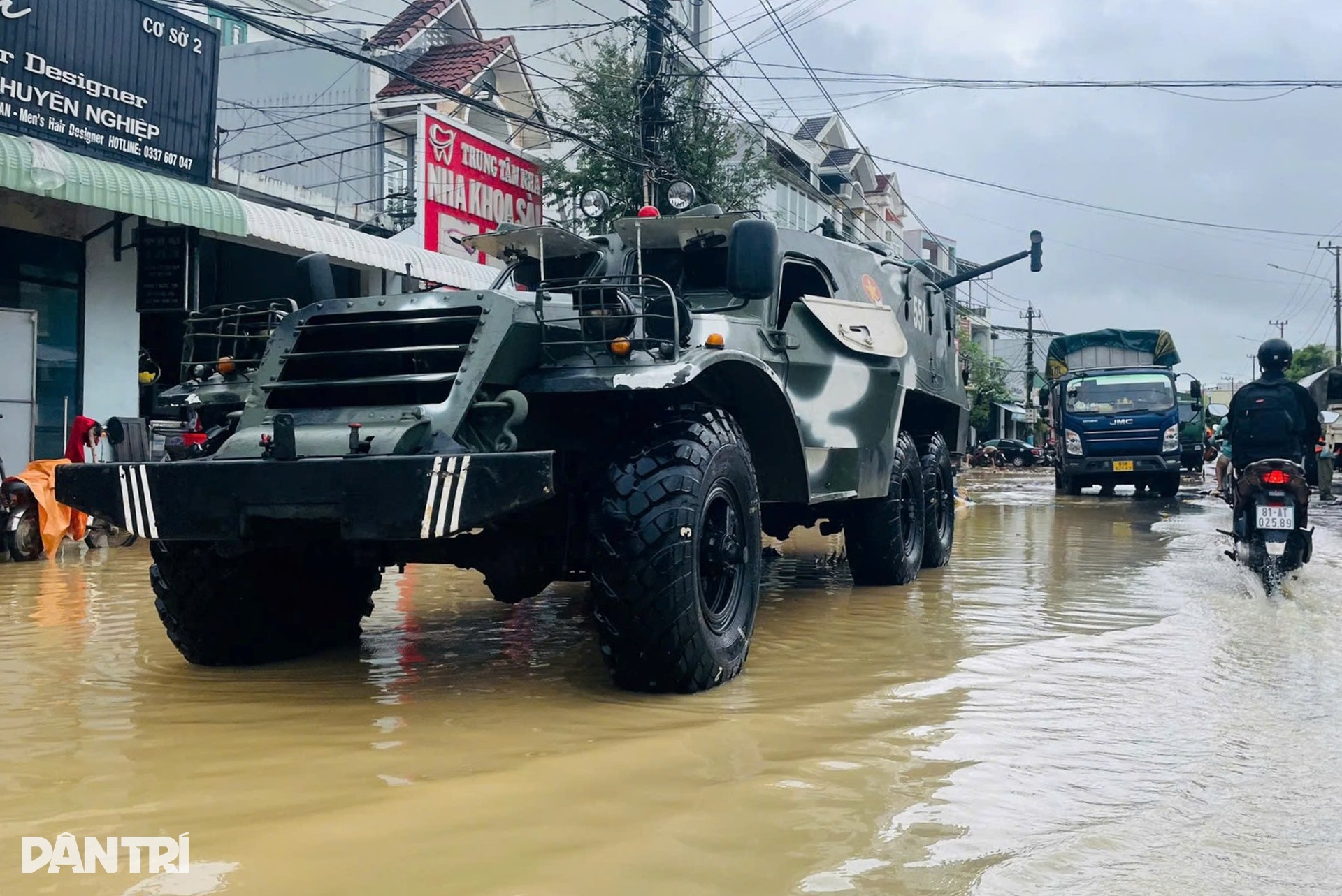 Nước dâng cao, lực lượng chức năng căng mình cứu dân trong lũ - 7 Nước dâng cao, lực lượng chức năng căng mình cứu dân trong lũ - 7